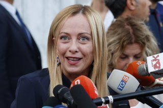 Depuis son arrivée au pouvoir en octobre 2022, la Première ministre Giorgia Meloni plaide la défense de l'industrie automobile pour freiner le mouvement de limitation des émissions polluantes.